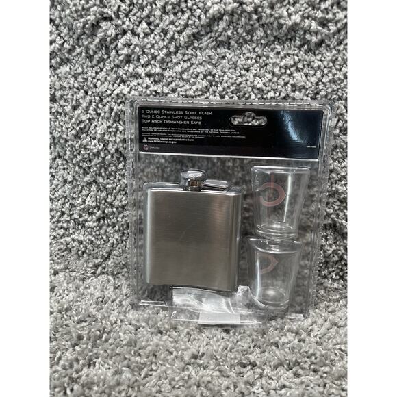 NFL Chicago Bears Flask w 2 Shot Glass Set Brushed Stainless Steel Portable New - Picture 3 of 9